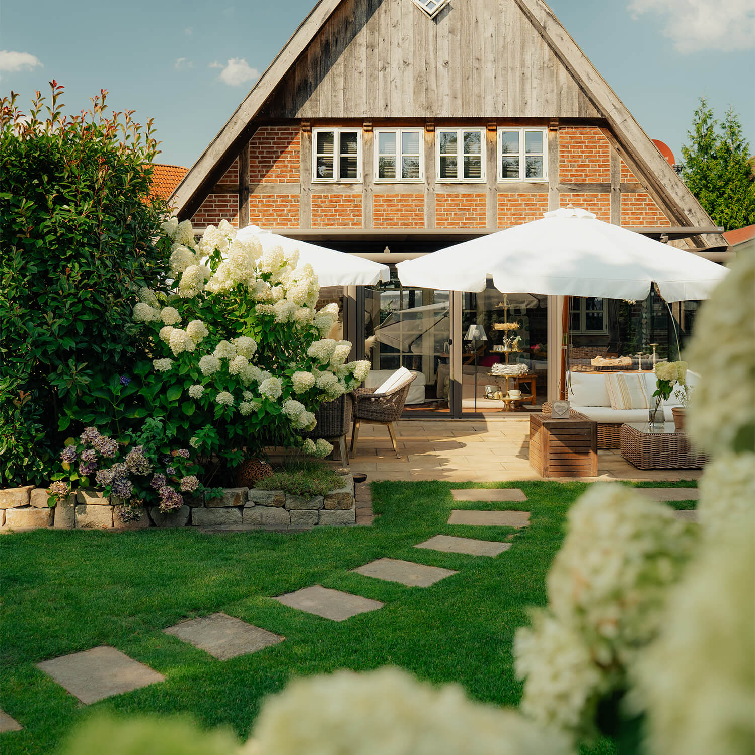 Garten vor Fachwerkhaus