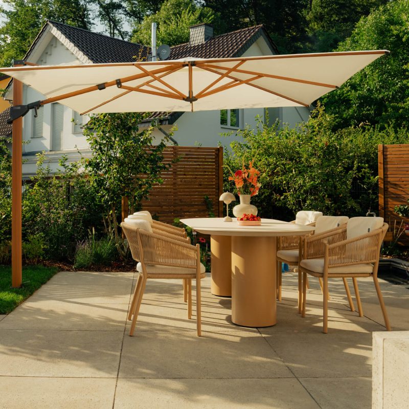 Terrasse mit Sonnenschirm